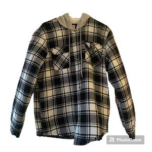 Wrangler Winter Jacket Black and white Flannel Men’s medium Hoodie and pockets